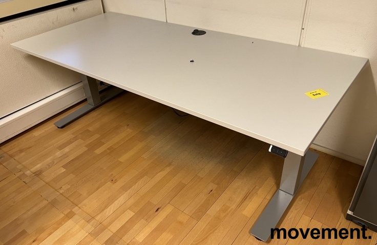 Solgt!Skrivebord med elektrisk hevsenk i - 1 / 2