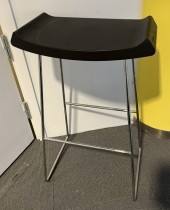 Skandiform Jefferson barstol / barkrakk i sort / krom, sittehøyde 79cm, pent brukt