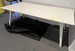 Møtebord i hvitt fra Kinnarps, modell Nexus, 200x100cm, passer 6-8 personer, pent brukt