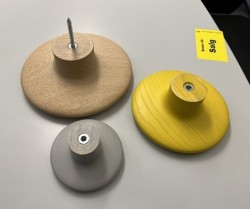 Muuto - The Dots, jakkehengere, design: Tveit og Tornøe, 3 knagger selges samlet, pent brukt