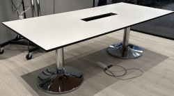 Møtebord i hvitt med sort kant, søyleføtter i krom, 220x100m, passer 6-8 personer, pent brukt