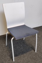 Konferansestol fra EFG, modell Nova i hvit laminat / blått stoffsete og hvite ben, pent brukt