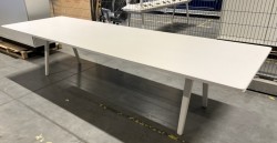 Møtebord / konferansebord i hvitt fra Vitra, Joyn 320x100cm, passer 10-12 personer, pent brukt
