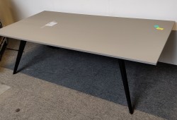 Møtebord / konferansebord i grått / sort fra Holmris, 240x120cm, 8-10 personer, pent brukt