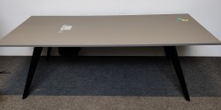 Møtebord / konferansebord i grått / sort fra Holmris, 240x120cm, 8-10 personer, pent brukt
