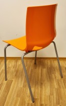 Konferansestol / stablestol i orange fra NowyStyl, modell  Fondo, pent brukt