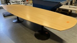 Møtebord i bøk laminat / sort, 340x120cm, passer 10-12pers, brukt med noe småskader i plate