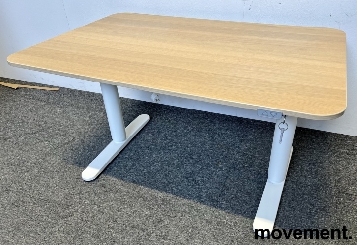 Solgt!IKEA Bekant elektrisk hevsenk i eik - 1 / 3
