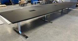 Stort møtebord fra Ragnars i sort / krom, 674x160cm for 22-24 personer, brukt med noe slitasje