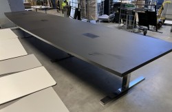 Stort møtebord fra Ragnars i sort / krom, 674x160cm for 22-24 personer, brukt med noe slitasje