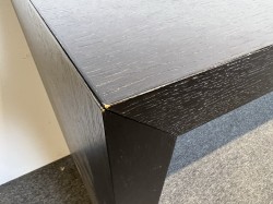 Møtebord / konferansebord fra Andreu World i sort eikefiner, 260x60cm, 76cm høyde, brukt med noe slitasje