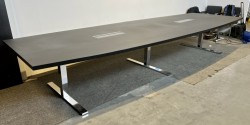 Lekkert møtebord i sort linoleum med krom understell fra Ragnars, 14-16pers, 450x150cm, pent brukt