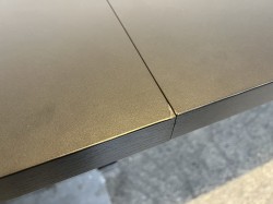 Lekkert møtebord i sort linoleum med krom understell fra Ragnars, 14-16pers, 450x150cm, pent brukt