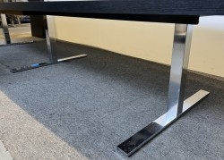 Lekkert møtebord i sort linoleum med krom understell fra Ragnars, 14-16pers, 450x150cm, pent brukt