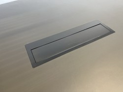 Lekkert møtebord i sort linoleum med krom understell fra Ragnars, 14-16pers, 450x150cm, pent brukt