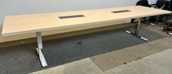 Møtebord / konferansebord i hvitlasert ask / krom fra Ragnars, 360x100cm, passer 12-14 personer, pent brukt