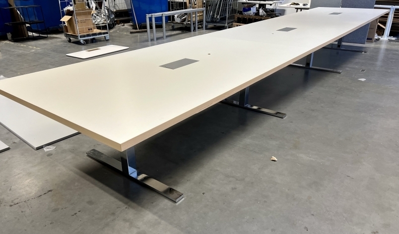 Stort møtebord fra Ragnars i hvit