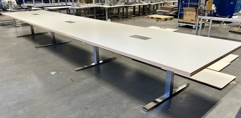 Stort møtebord fra Ragnars i hvit