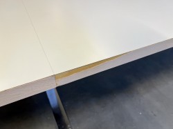 Stort møtebord fra Ragnars i hvit med eikekant / krom, 674x160cm for 22-24 personer, brukt med noe slitasje