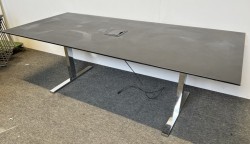 Møtebord i sort linoleum med understell i krom fra Ragnars, 220x100m, passer 6-8 personer, pent brukt