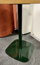 Kafebord i eik / grønt, fra Normann Copenhagen, modell Form, Ø=70cm, høyde 74,5cm, pent brukt