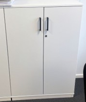 Kinnarps Space skap med slagdører i hvitt, 3 permhøyder, bredde 80cm, høyde 125cm, pent brukt