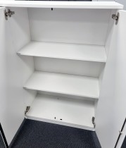 Kinnarps Space skap med slagdører i hvitt, 3 permhøyder, bredde 80cm, høyde 125cm, pent brukt
