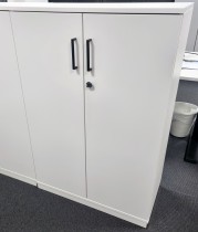 Kinnarps Space skap med slagdører i hvitt, 3 permhøyder, bredde 80cm, høyde 125cm, pent brukt