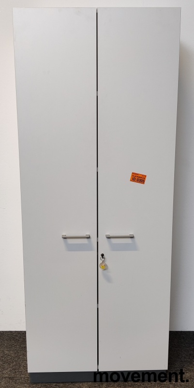 Solgt!Høyt rekvisitaskap / høyskap i lys - 1 / 2