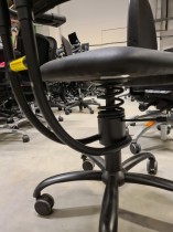 Ergonomisk, ryggvennlig kontorstol fra Spinalis, modell Hacker med Renna trekk i sort / sort mesh, pent brukt