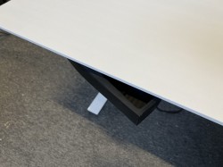 Skrivebord med elektrisk hevsenk i hvittt fra Linak, 180x100cm, pent brukt