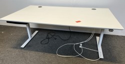 Skrivebord med elektrisk hevsenk i hvittt fra Linak, 180x100cm, pent brukt