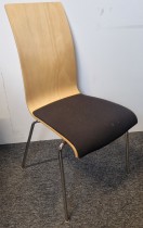 Konferansestol / stablestol fra RBM, modell Bella, i bjerkefiner / sort stoffsete / krom, pent brukt