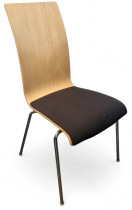 Konferansestol / stablestol fra RBM, modell Bella, i bjerkefiner / sort stoffsete / krom, pent brukt