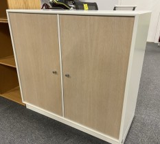 Skapmodul fra Montana med dører i hvitlasert eik, Contract-serie, pent brukt