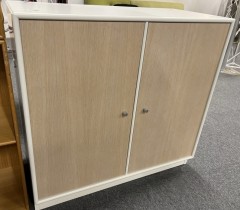 Skapmodul fra Montana med dører i hvitlasert eik, Contract-serie, pent brukt