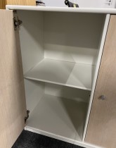 Skapmodul fra Montana med dører i hvitlasert eik, Contract-serie, pent brukt