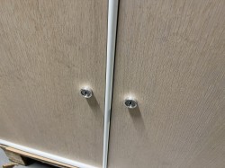 Skapmodul fra Montana med dører i hvitlasert eik, Contract-serie, pent brukt