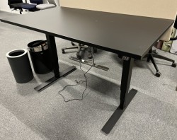 Skrivebord med elektrisk hevsenk i  sort fra EFG, 140x80cm, pent brukt understell med ny plate