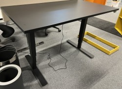 Skrivebord med elektrisk hevsenk i  sort fra EFG, 140x80cm, pent brukt understell med ny plate