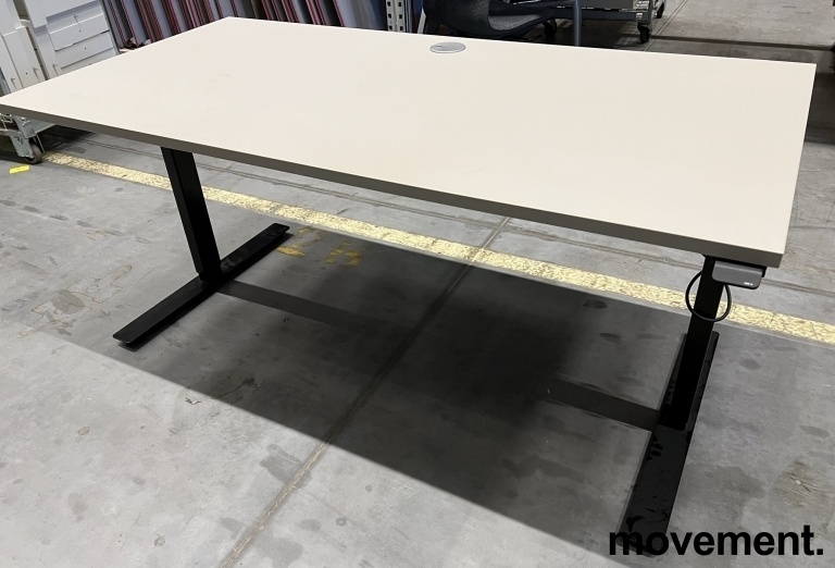 Solgt!Skrivebord med elektrisk hevsenk i - 1 / 3