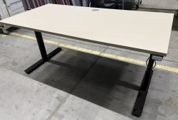 Skrivebord med elektrisk hevsenk i lys grå linoleum / sort fra Linak, 160x80cm, pent brukt