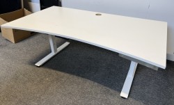 Skrivebord i hvitt fra EFG, 160x90cm med magebue, pent brukt