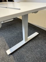 Skrivebord i hvitt fra EFG, 160x90cm med magebue, pent brukt