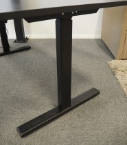 Skrivebord med elektrisk hevsenk i sort fra Linak, 160x80cm, pent brukt understell med ny plate
