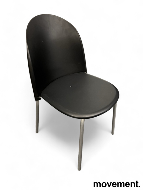 Enkel stablestol i sort plast / - 1 / 3