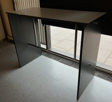 Barbord / ståbord i hvitt / sort, 140x63cm, høyde 111cm, brukt med noe slitasje