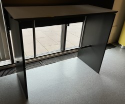 Barbord / ståbord i hvitt / sort, 140x63cm, høyde 111cm, brukt med noe slitasje