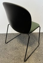 Stablestol / konferansestol fra RBM, modell NOOR i sort med sete i grønt stoff, pent brukt