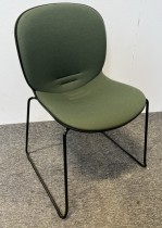 Stablestol / konferansestol fra RBM, modell NOOR i sort med sete i grønt stoff, pent brukt